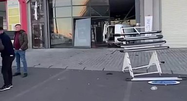 Fren yerine gaza basınca dükkana daldı