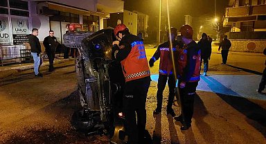 Gazı takılı kalan otomobil beton çite çarparak yan yattı