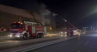 Gaziantep'te ambalaj fabrikasında yangın: 1 işçi dumandan etkilendi