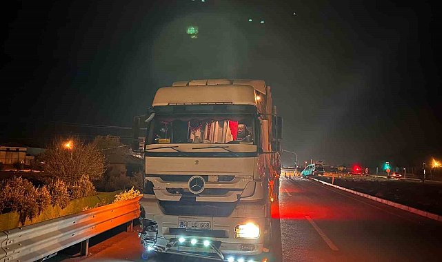 Gaziantep'te hafif ticari araç ile tır çarpıştı: 2'si çocuk 3 yaralı