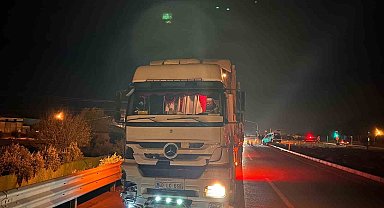 Gaziantep'te hafif ticari araç ile tır çarpıştı: 2'si çocuk 3 yaralı