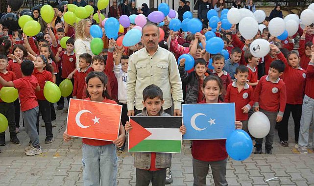 Gazze ve Doğu Türkistan'daki çocukların özgürlüğü için gökyüzüne 787 balon bırakıldı