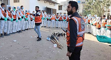 Gazze'deki Şifa Hastanesi'nin avlusuna gömülen 98 cenaze kimlik tespiti için çıkarıldı