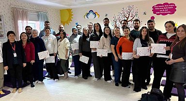 Gebe Okulu'nu tamamlayan anne adaylarına katılım belgesi