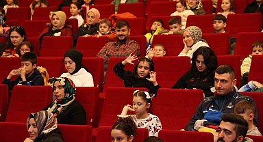 Gebze'de "Renkli Çoraplı Kuzgun" oyunu sahnelendi