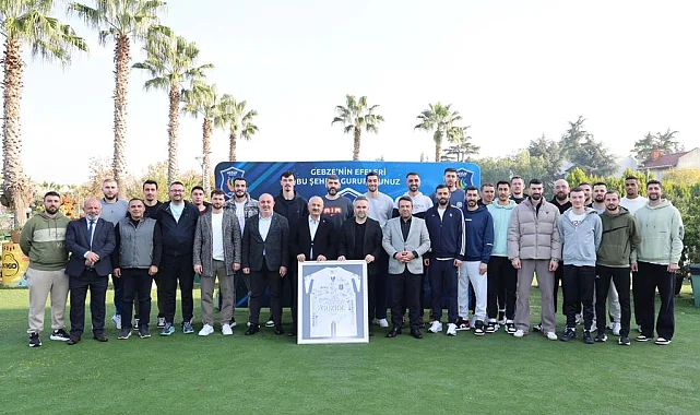 Gebze'de Başkan Büyükgöz'den voleybol takımına moral ziyareti