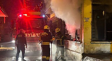 Gece yarısı iş yeri yangını: Kepenkler ve camlar kırıldı
