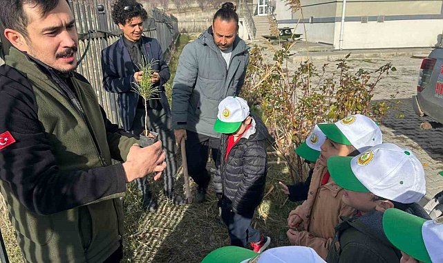 Gediz'de minik öğrenciler kızılçam fidanlarını toprakla buluşturdu