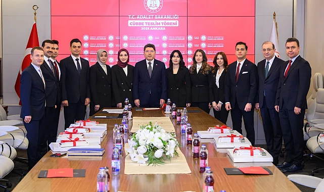Genç hakim ve savcılar cübbelerini teslim aldı