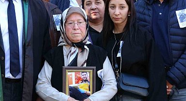 Genç paramedik sigara isteme bahanesiyle gasp ve darp edilip öldürüldü, anne duruşmaya oğlunun fotoğrafıyla geldi