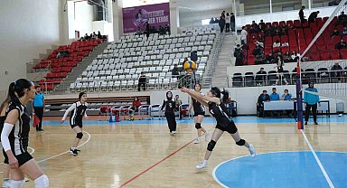 Genç sporcular sahada: Voleybol İl Birinciliği finali devam ediyor