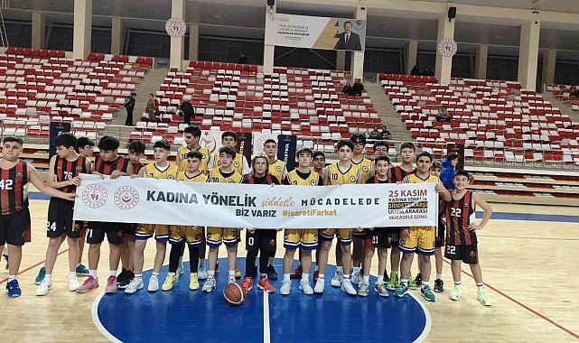 Genç sporculardan kadına şiddetle ilgili anlamlı pankart
