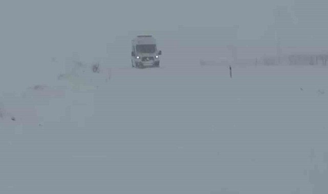 Gercüş'te karda mahsur kalan ambulansa İl Özel İdare ekibi yetişti