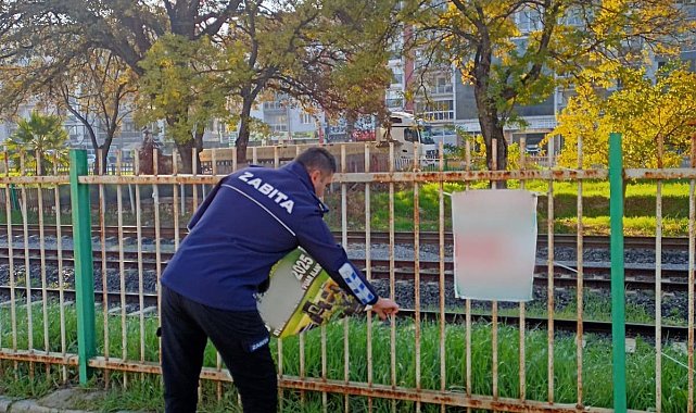 Germencik'te izinsiz afişlere zabıta müdahalesi