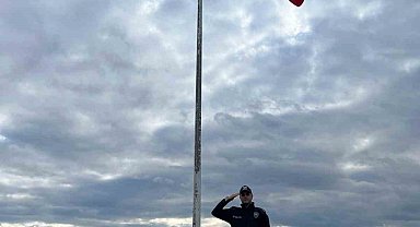 Giresun Valiliği müdahale etti; Yıpranan Türk bayrağı yenilendi