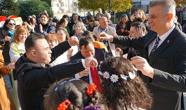 Gölcük'te engelli bireyler renk kattı