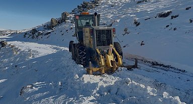 Greyder uçurumun kenarında güçlükle durabildi
