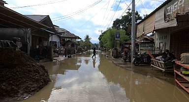 Güney Asya'daki sel ve toprak kaymalarında can kaybı bin 220'ye yükseldi