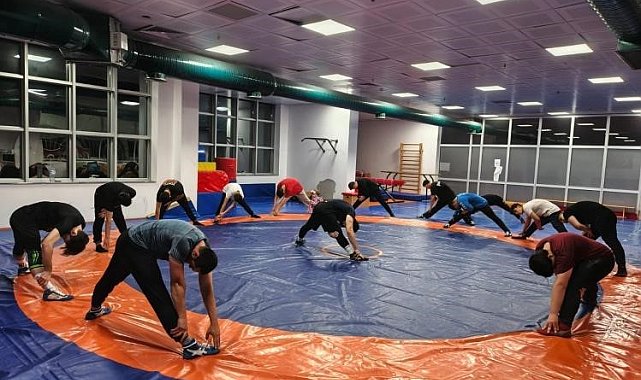Güreş minderinde güç ve teknik bir arada