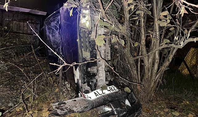 Hafif ticari araçla çarpışan otomobil tarlaya devrildi: 5 yaralı