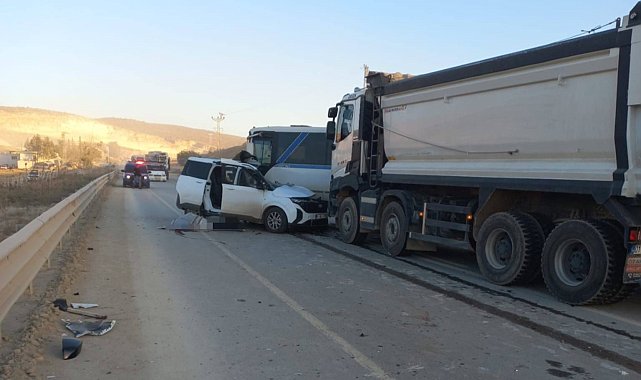 Hafif ticari araçla minibüs çarpıştı: 1 ölü