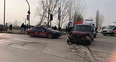 Hafif ticari araçlar çarpıştı: 3'ü çocuk 7 yaralı