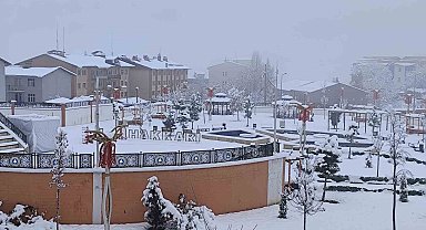 Hakkari'de kar yağışı kartpostallık manzaralar oluşturdu