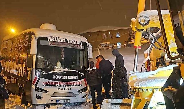 Hakkari'de karda mahsur kalan sporcular ve sağlıkçılar kurtarıldı