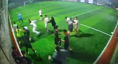 Halı sahada tekme-tokat kavga kameraya yansıdı