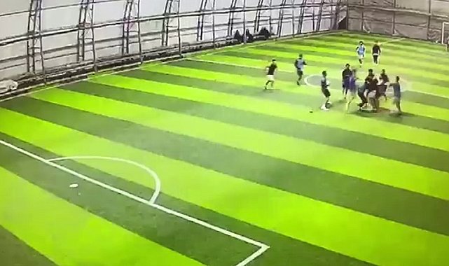 Halı sahadaki tekme tokatlı kavga kameraya yansıdı