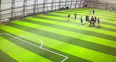 Halı sahadaki tekme tokatlı kavga kameraya yansıdı