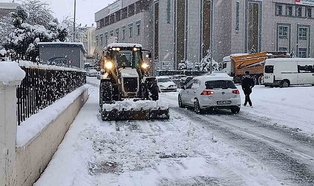 Haliliye Belediyesi ekiplerinden karla yoğun mücadelede