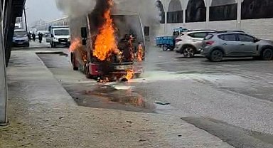 Halk otobüsü alev alev yandı