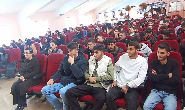 Hamur'da gençlere "Hayatın ritmi namaz" sunumu