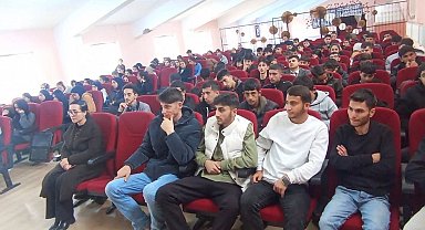 Hamur'da gençlere "Hayatın ritmi namaz" sunumu