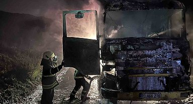 Hatay'da alevlere teslim olan tır kullanılamaz hale geldi