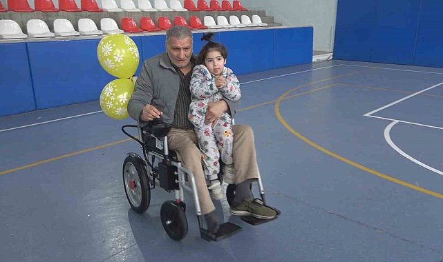 Hayırseverlerden, engelli bireylere 20 akülü sandalye hediye edildi