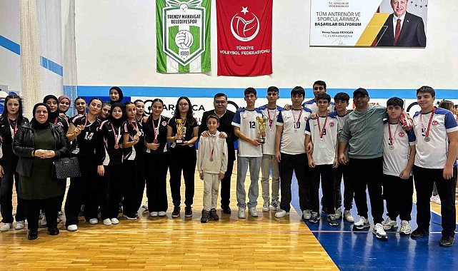 Hem öğrenci, hem okul müdürü olarak voleybolda kupalar kaldırmayı başardı