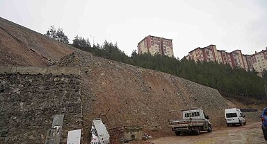 Heyelan sonrası yapılan istinat duvarlarında çatlaklar oluştu