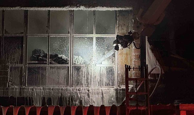 Hırdavat dükkanı alev topuna döndü, ekipler seferber oldu