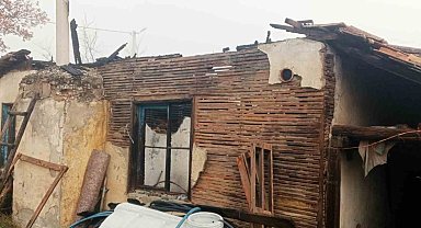 Hisarcık'ta çıkan yangında deprem konutu kullanılmaz hale geldi