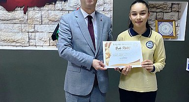 Hisarcık'ta şiir yarışmasında il birincisi olan öğrenci ödüllendirildi