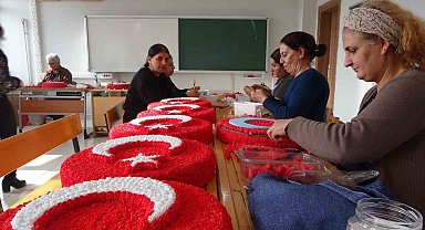 Hozat'ta 16 kadın, yapay çiçeklerle Türk Bayrağı üretiyor