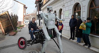 Hurda malzemelerden robot yaptı: Gören telefonuna sarılıyor