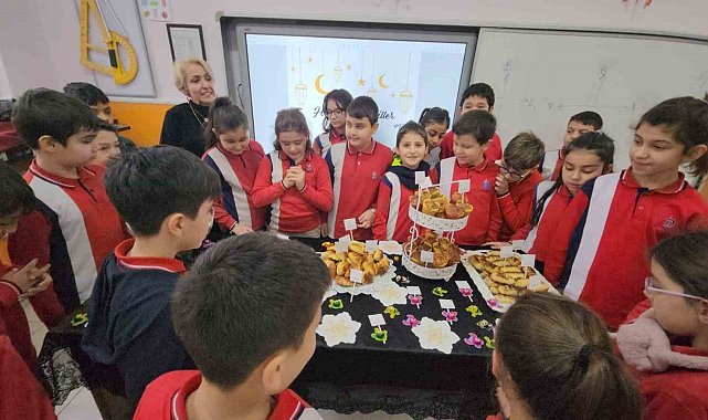 İlkokul öğrencileri sınıfta Regaip Kandili kutlaması yaptı