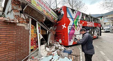 İmdat freni boşalan öğrenci otobüsü manava daldı...