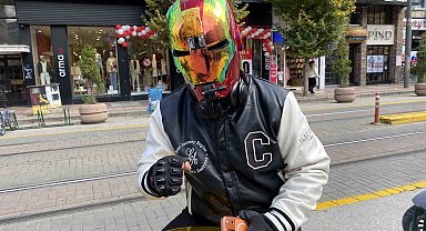 İron-Man kaskı ile dolaşan motosikletli dikkat çekiyor