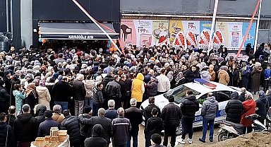 İş yeri açılışında yapılan indirim izdihama sebep oldu