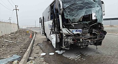 İşçi servisi tır dorsesine arkadan çarptı: 22 yaralı