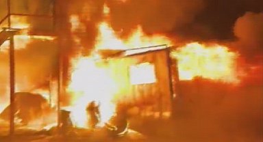 İşçilerin kaldığı konteyner yatakhane alevlere teslim oldu